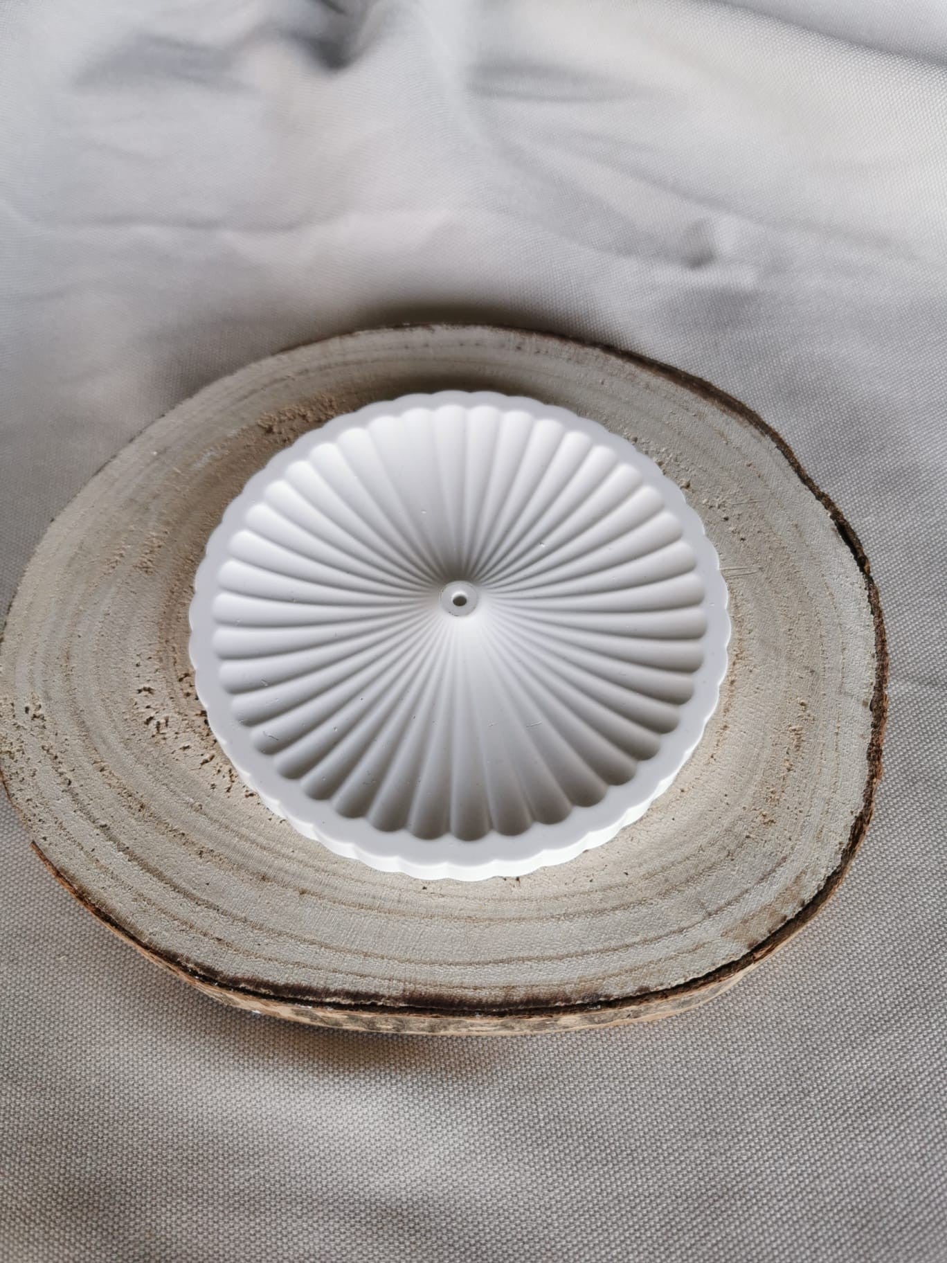 Handgefertigter weißer Räucherstäbchenhalter aus Keramik im minimalistischen Design für bewusste Rituale und Meditation