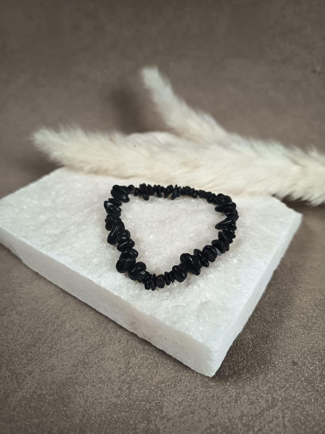 Lumara Handgefertigtes schwarzes Turmalin Splitter Armband – Edelsteinschmuck für Schutz, Erdung und energetische Reinigung 