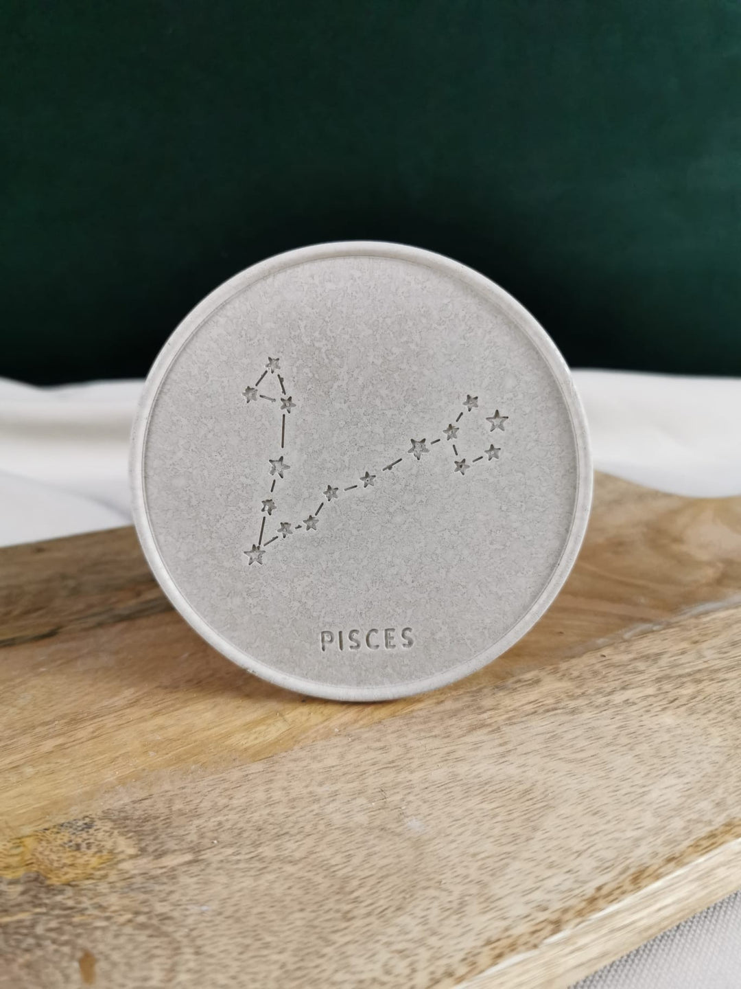 „Handgefertigter Beton-Untersetzer mit eingraviertem Sternzeichen Virgo (Jungfrau) – minimalistisches, modernes Design auf Holzunterlage.“